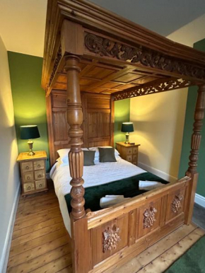 The Buxton Retreat A Luxurious 3-Storey Townhouse with Four Poster Bed and Double Jacuzzi Bath